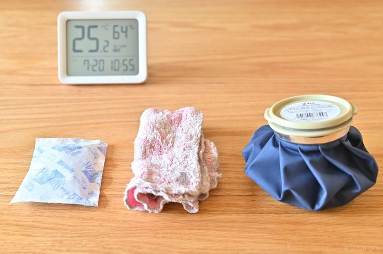 保冷剤、冷凍タオル、氷のうを並べて奥に時計をセットしている