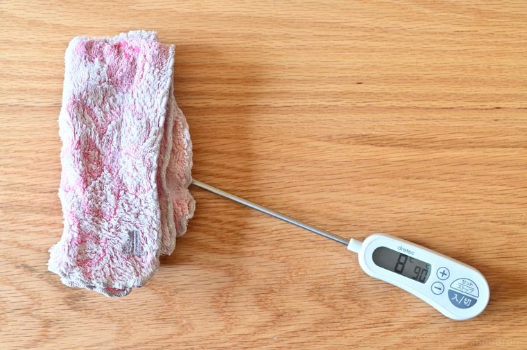 冷凍タオルの温度をはかっている