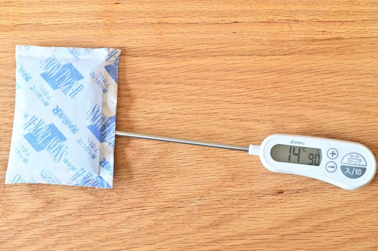 常温に1時間置いた保冷剤の温度をはかっている
