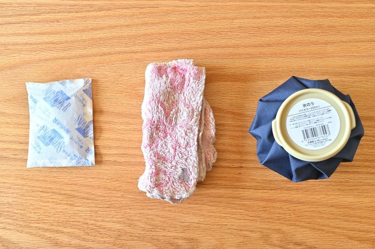 保冷剤、タオル、氷のうが並んでいる