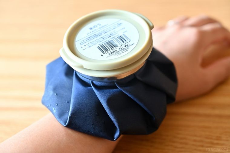 氷のうを腕にのせている
