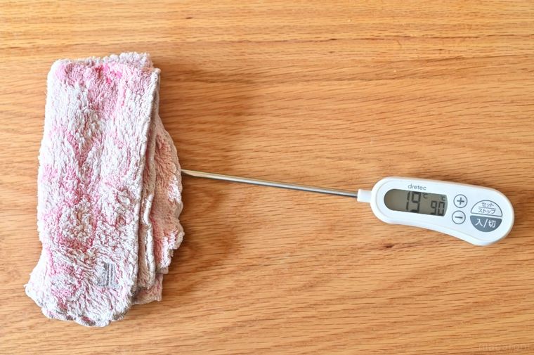 常温に1時間置いた冷凍タオルの温度をはかっている