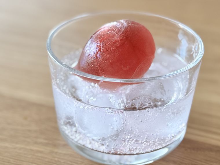 炭酸水の上にのせたクジラの氷