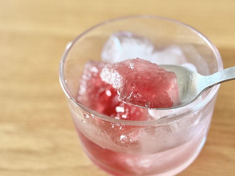 ぶどうジュースで作った氷をスプーンですくっている様子