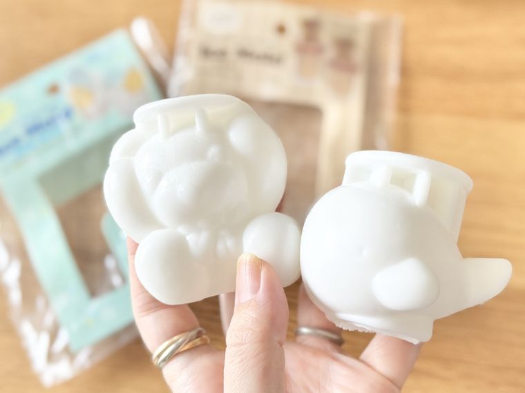 製氷型 海の生物とリボンベアを手で持っている様子