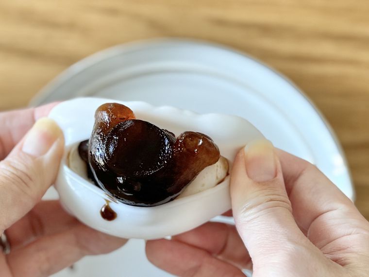 セリアの製氷型から氷を外す様子