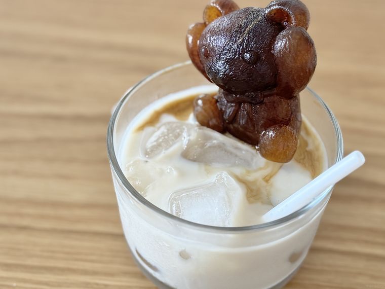 コーヒーのクマの氷が溶けている様子