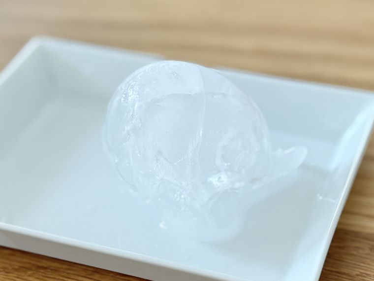 水で作ったクジラの形の氷
