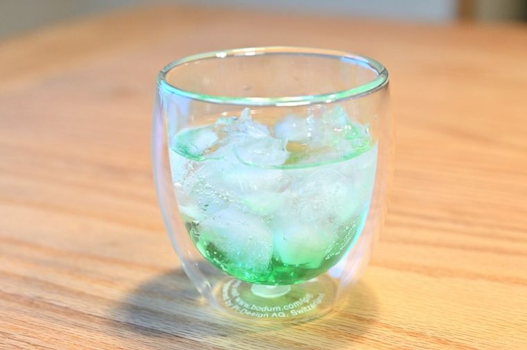 メロンシロップが入った炭酸水