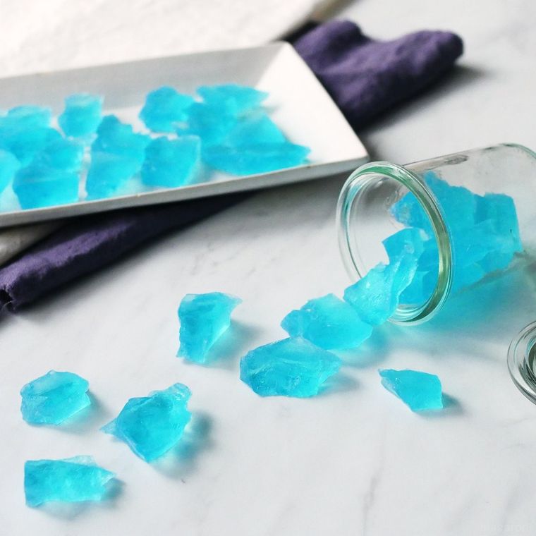 ガラス容器から琥珀糖がこぼれ落ちている