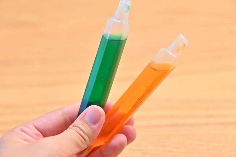 メロンとマンゴーの氷みつペンを手に持っている