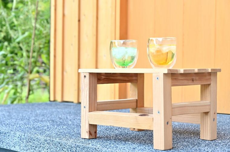 屋外のベンチに2杯のドリンクが置かれている