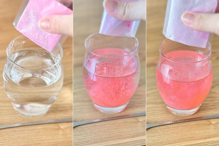 水にオーロラパウダーを混ぜていく様子