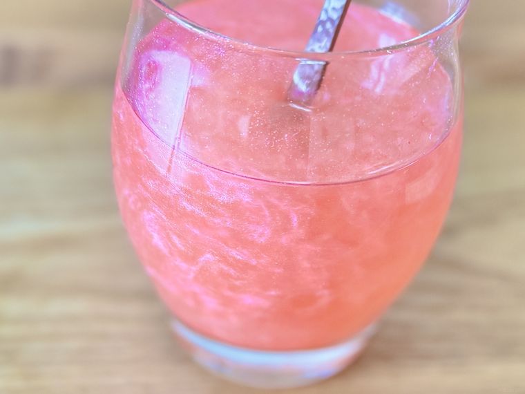 オーロラパウダーを入れた水を混ぜる様子