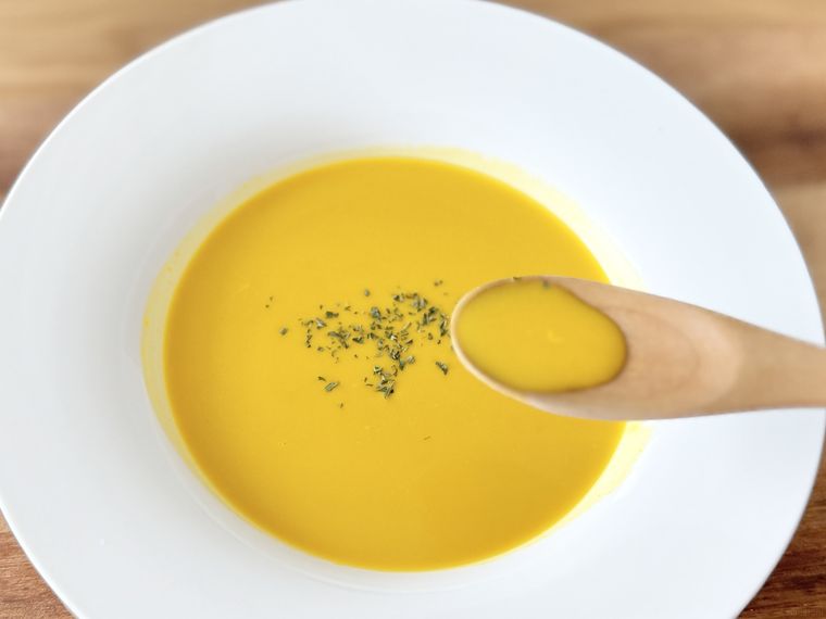 冷たいかぼちゃのスープのスプーン持ち上げ