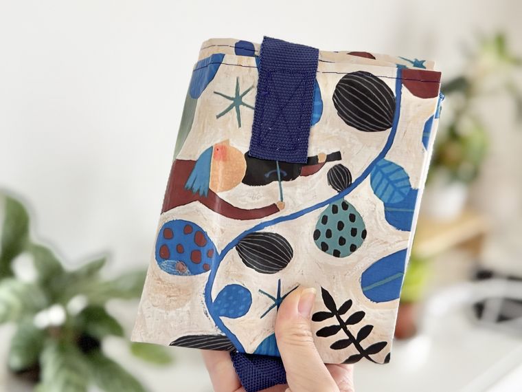 畳んだカルディオトノハを持っている様子