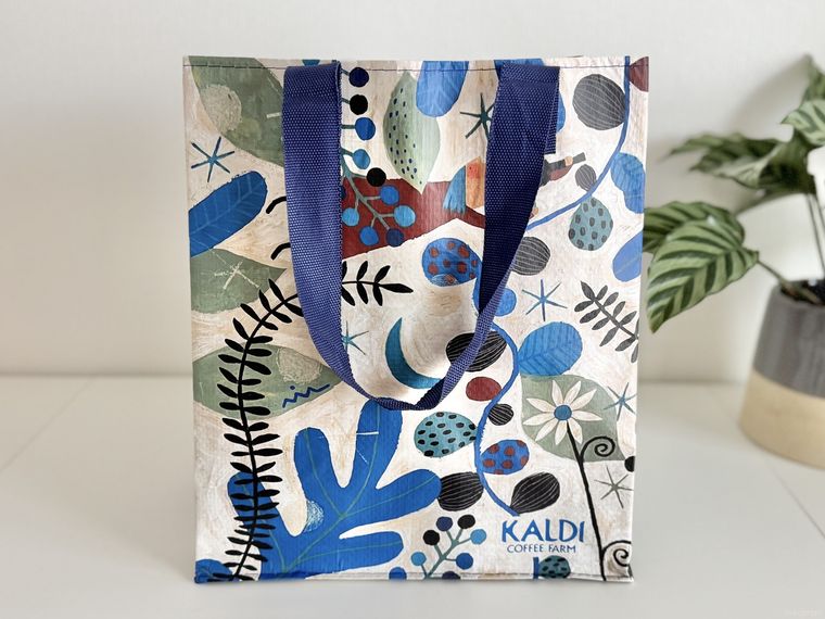 台に置かれたカルディのエコバッグオトノハ