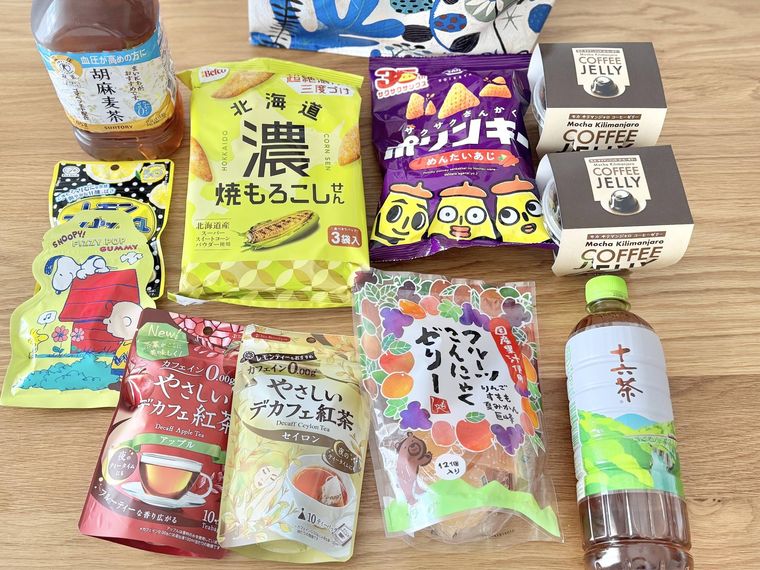 テーブルに並ぶお菓子や食材とカルディオトノハ