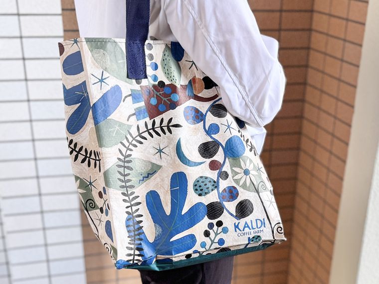 カルディのエコバッグオトノハを持っている女性