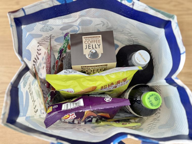 お菓子や食材を入れたカルディオトノハ