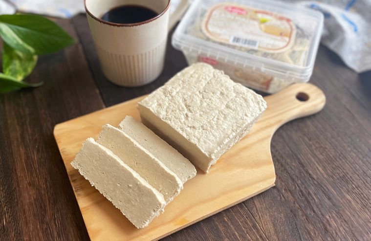 カットしてボードにのせた業務スーパーハルヴァ