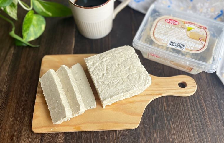 カッティングボードにのせた業務スーパーのハルヴァ