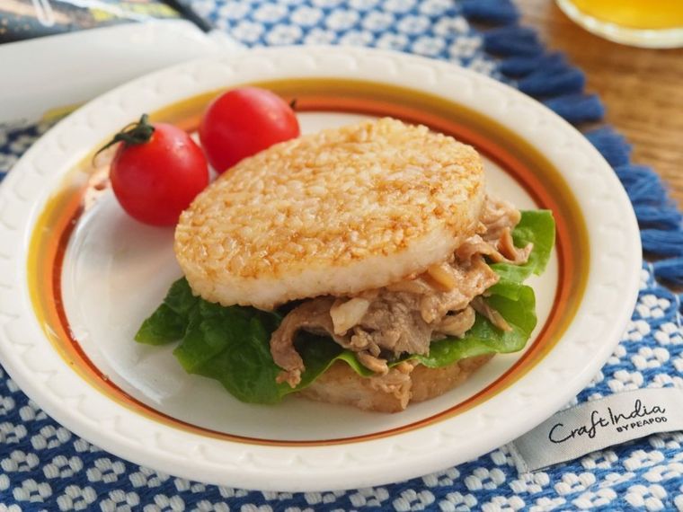 レンジで調理した業務スーパーの「ライスバーガー」