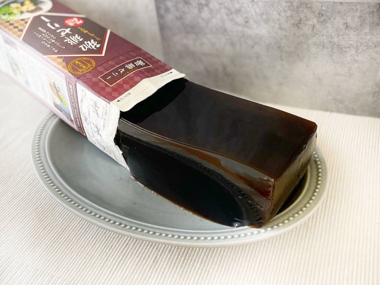 コーヒーゼリーを紙パックからお皿に取り出している写真