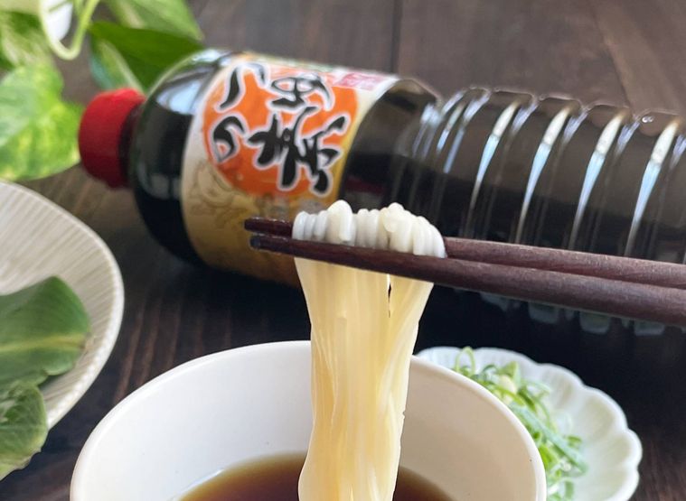 業務スーパーつゆの素と箸ですくったそうめん