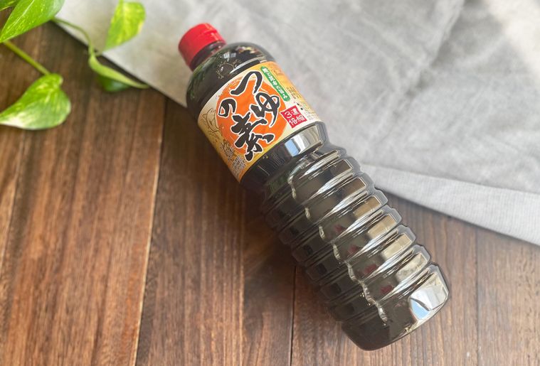 テーブルに置かれた業務スーパーつゆの素