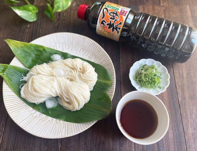 業務スーパーつゆの素とお皿に盛り付けたそうめん