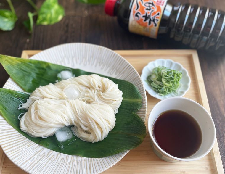 業務スーパーつゆの素とお皿に盛り付けたそうめん