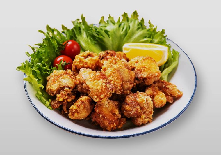 皿に盛られた唐揚げとレモン