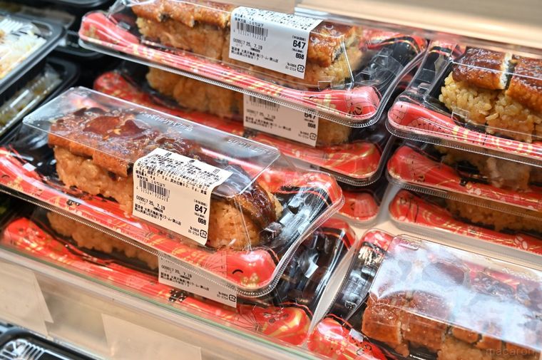 うなぎ寿司のパックが並んでいる