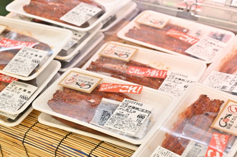 並んでいるパック入りのうなぎ