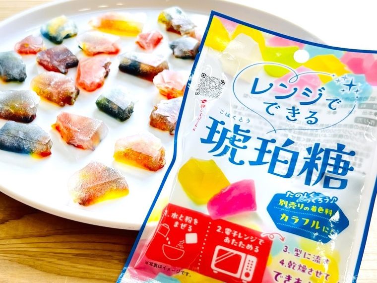 宝石のような形をした琥珀糖と、セリアのレンジでできる琥珀糖