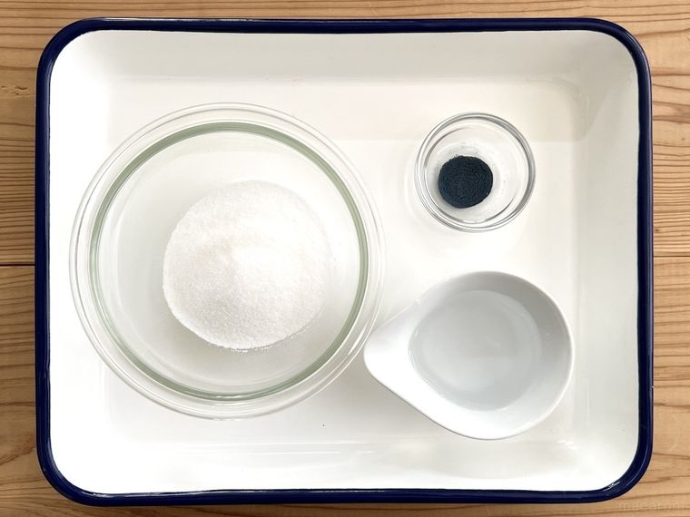 バットの上にレンジでできる琥珀糖と粉末食用色素と水が置かれている様子