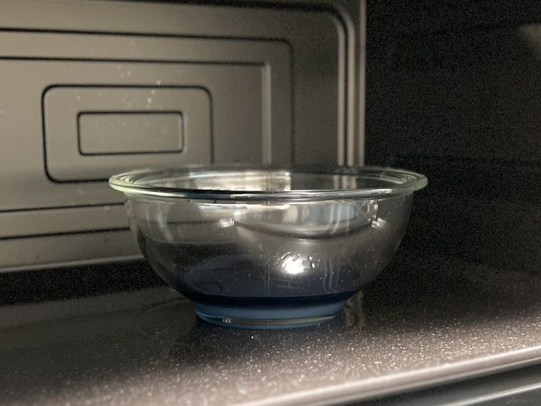琥珀糖の生地を電子レンジで加熱した様子