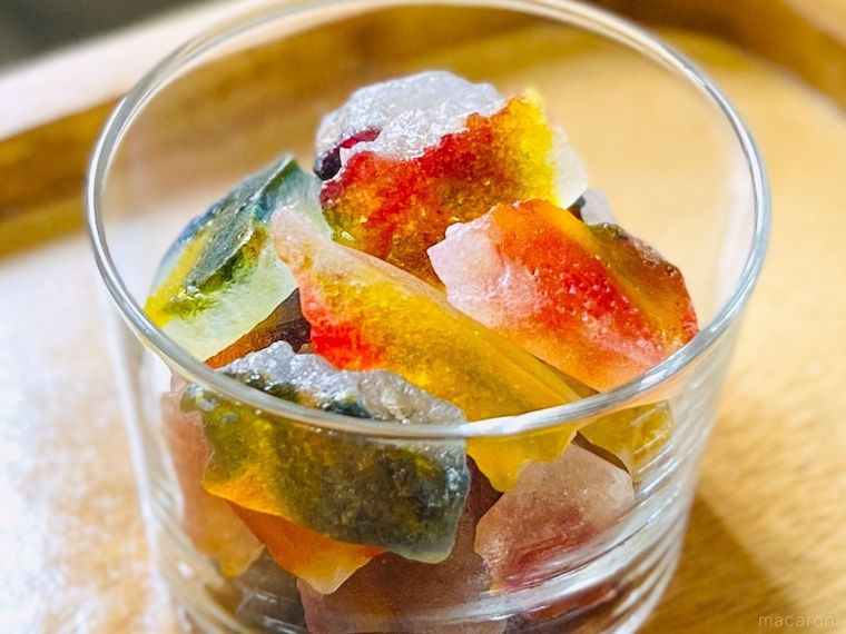 宝石のような形をしたマーブル模様の琥珀糖を器に盛り付けた様子