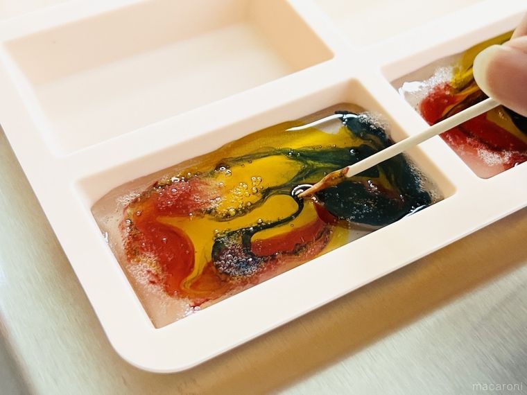 琥珀糖の生地にマーブル模様をつけている様子