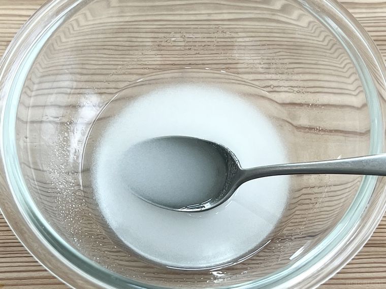 レンジでできる琥珀糖と水を混ぜ合わせている様子