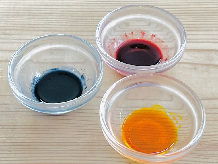 粉末食用色素3色をそれぞれ水で溶いた様子