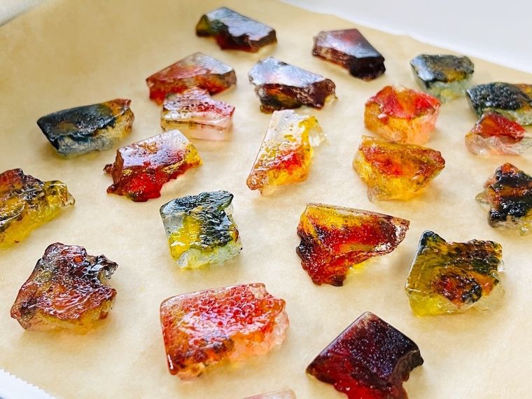 マーブル模様の琥珀糖を手でちぎった様子