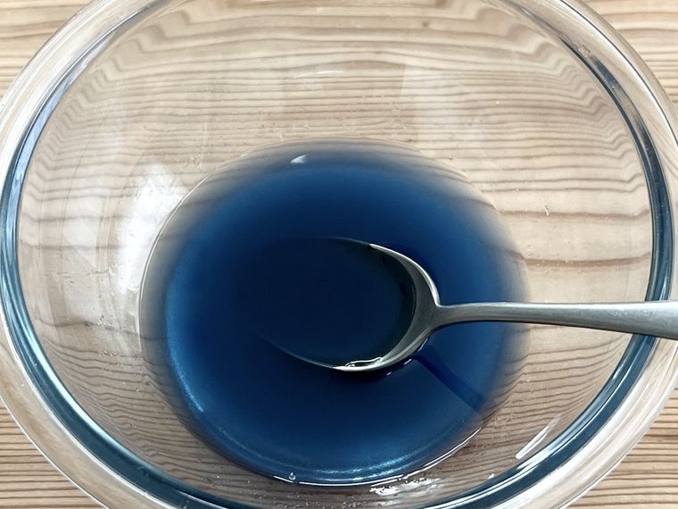 レンジでできる琥珀糖と粉末食用色素に水を加えてかき混ぜている様子