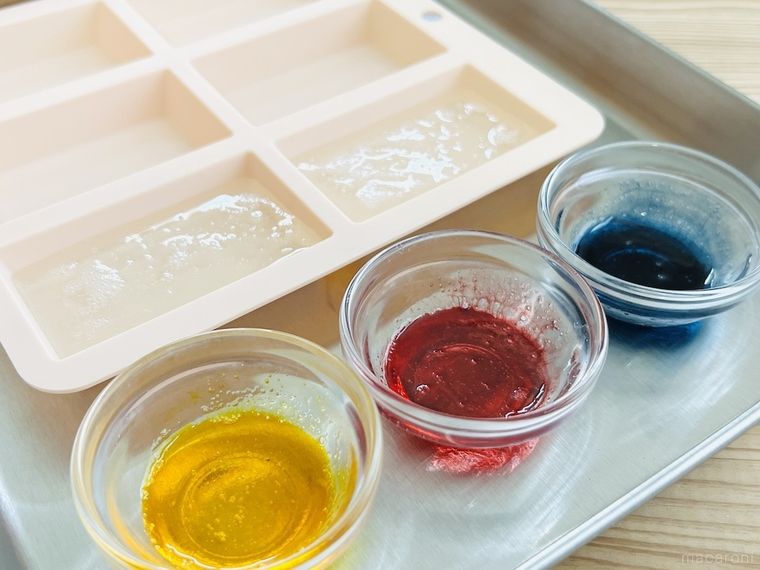 琥珀糖の生地を黄色、赤色、青色に色付けした様子