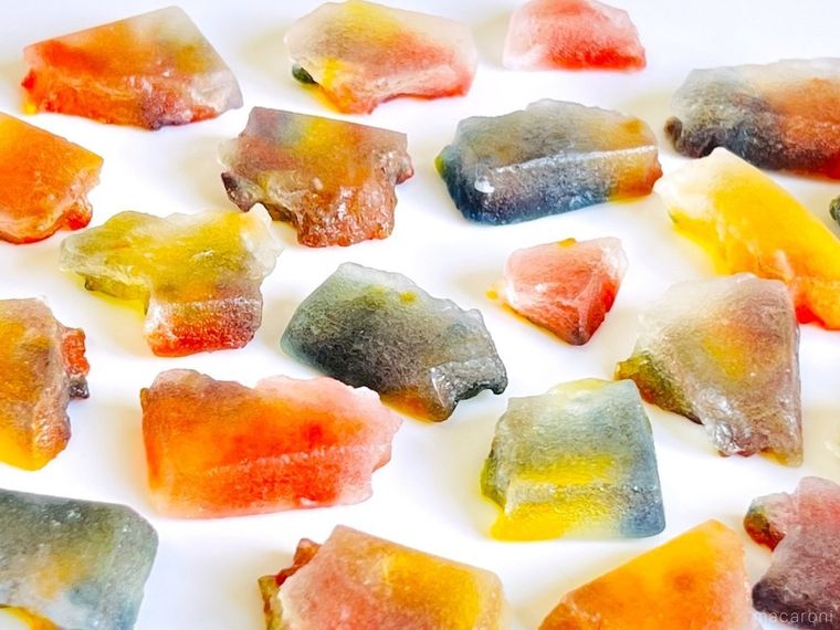 宝石のような形をしたマーブル模様の琥珀糖