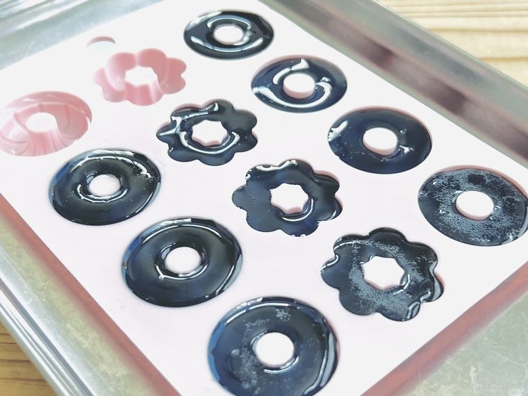 琥珀糖の生地をシリコーン型に流し入れた様子