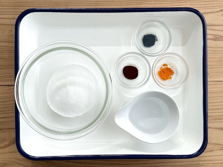 バットの上にレンジでできる琥珀糖と粉末食用色素3色と水が置かれている様子