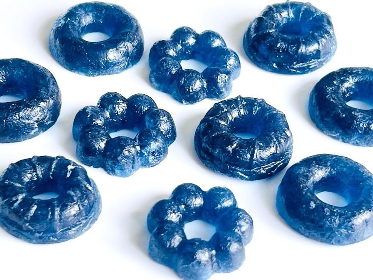 輪っかの形をした青い琥珀糖