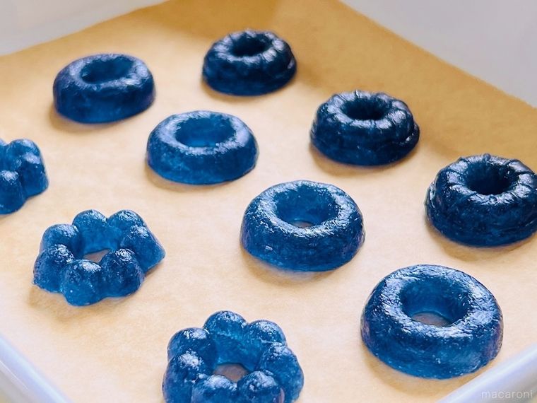 輪っかの形をした青い琥珀糖がバットの上に並んでいる様子